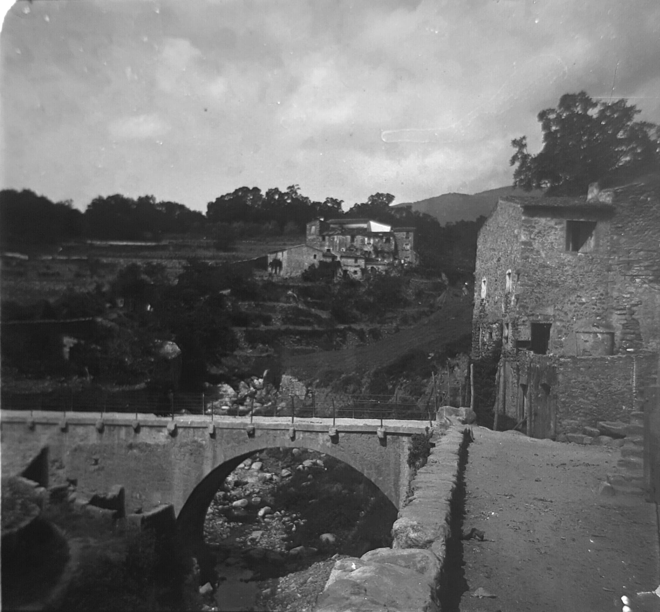 El Molí de la Vila a la vora del pont i el Grier al fons